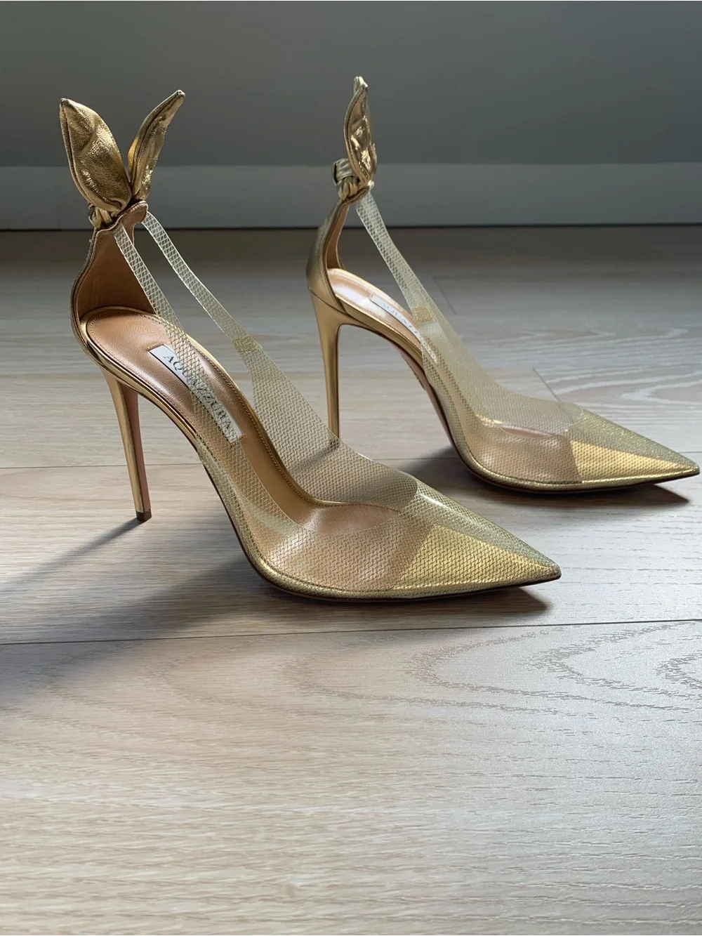 Aquazzura Bow Tie Plexi 105 Pumps Gold NWT Size 40 IT - Picture 4 of 8
